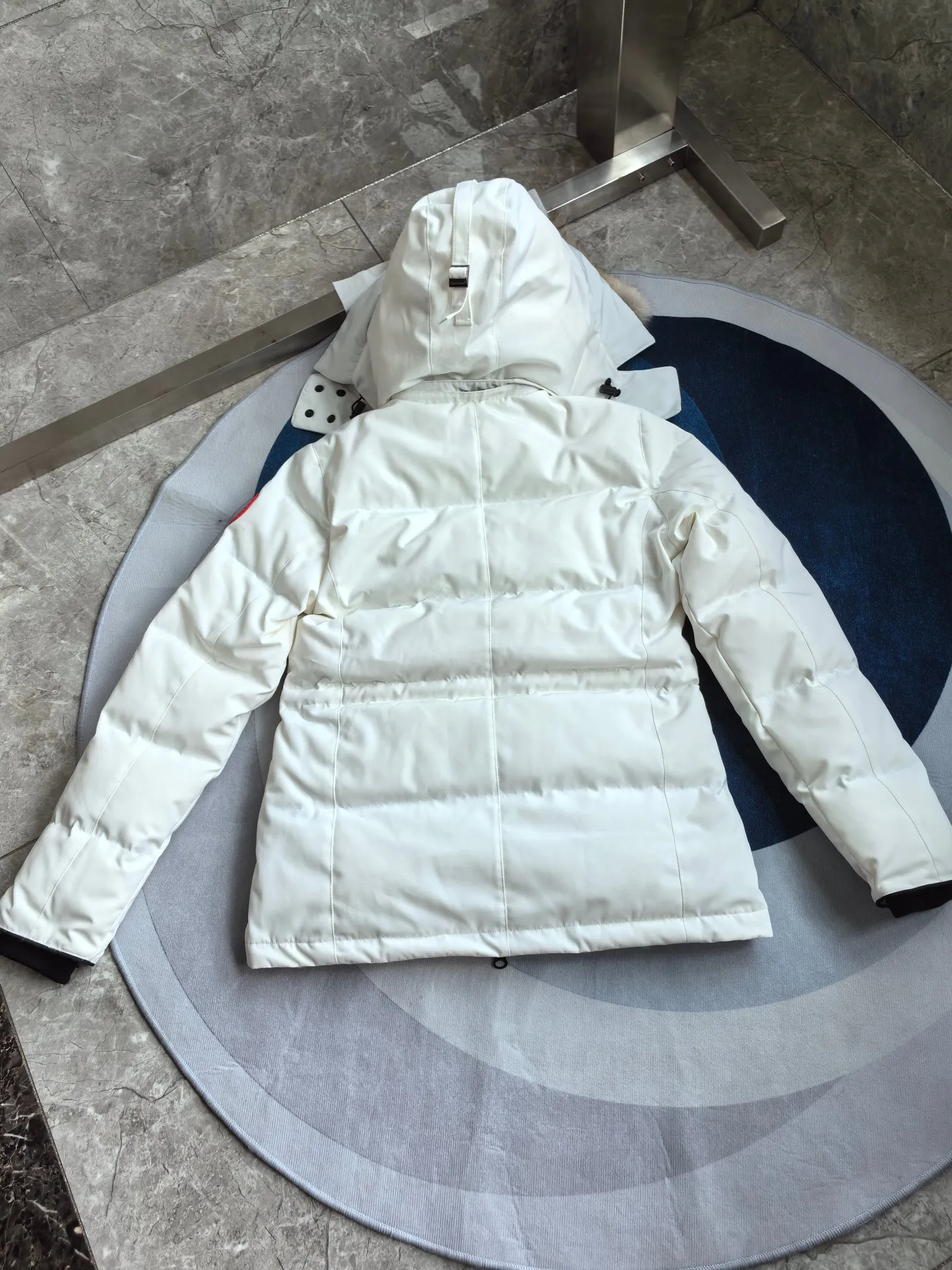 P860 E04 Chelsea women's model off-white.